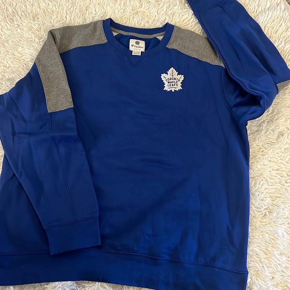 MAPLE LEAVES SWEATSHIRT